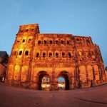 Das genaue Alter der Porta Nigra steht endlich fest (dpa).