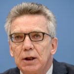 Bundesinnenminister Thomas de Maizère (CDU) stellte die aktuellen Zahlen vor. Foto: Michael Kappeler/dpa-Bildfunk.