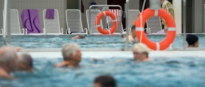 Eine Seniorin hatte sich geweigert, das Wasser zu verlassen. Schließlich kam die Polizei. Symbolfoto: Arno Burgi/dpa-Bildfunk.