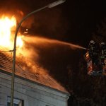 Die Feuerwehr bei den Löscharbeiten. Foto: BeckerBredel