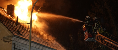 Die Feuerwehr bei den Löscharbeiten. Foto: BeckerBredel