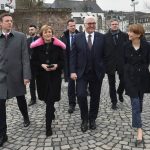 Charlotte Britz (pinkner Kragen) war mit Bundespräsident Frank-Walter Steinmeier (zweiter von rechts), seiner Gattin (ganz rechts), dem neuen Saar-MP Tobias Hans (zweiter von links) und dessen Frau (ganz links) in Saarbrücken unterwegs. Foto: BeckerBredel.