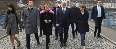 Charlotte Britz (pinkner Kragen) war mit Bundespräsident Frank-Walter Steinmeier (zweiter von rechts), seiner Gattin (ganz rechts), dem neuen Saar-MP Tobias Hans (zweiter von links) und dessen Frau (ganz links) in Saarbrücken unterwegs. Foto: BeckerBredel.