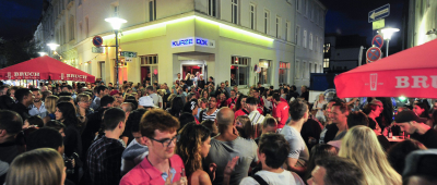 Auf einer Kneipentour kaum vermeidbar: das berüchtigte "Nauwieser-Bermuda-Dreieck". Hier aufgenommen während des Nauwieser-Viertel-Festes. Foto: BeckerBredel