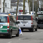 Das SEK kontrolliert einen schwarzen BMW mit Münchner Kennzeichen in der Mainzer Straße. Foto: BeckerBredel