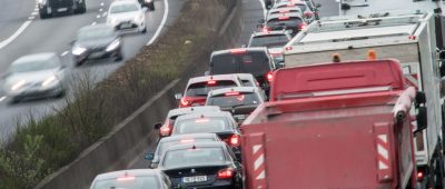 Auf der A8 staut es sich. Symbolfoto: Federico Gambarini/dpa-Bildfunk.