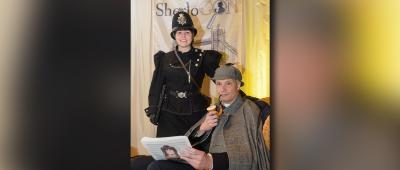 Silvia Meier und Olaf Maurer, Vorsitzende der Deutschen Sherlock-Holmes-Gesellschaft, posieren während der Sherlocon 2016 in Saarbrücken. Foto: dpa-Bildfunk/Oliver Dietze