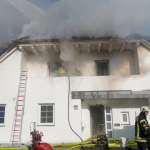 Einsatzkräfte der Feuerwehr löschen den Brand in Völklingen. Foto: BeckerBredel