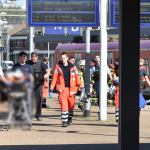 Polizeibeamte und Rettungssanitäter mit dem Verletzten. Foto: BeckerBredel