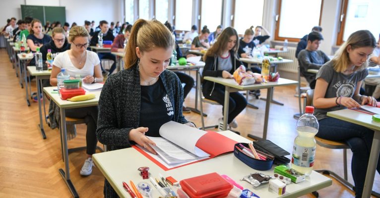 Abiturienten im Saarland haben sich über die Hörverstehen-Prüfung im Fach Englisch beschwert. Symbolfoto: Felix Kästle/dpa-Bildfunk.