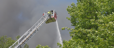 Die Feuerwehr beim Löschen des Brandes in St. Ingbert-Rohrbach. Foto: BeckerBredel