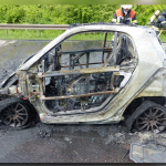 Der Smart fing auf der B51 in Höhe Saarbrücken-Bübingen Feuer. Foto: Polizei.