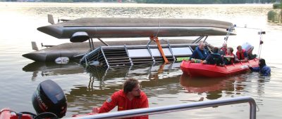 Der solarbetriebene Katamaran kippte aus bisher noch ungeklärter Ursache auf dem Bostalsee um. Foto: Brandon-Lee Posse/dpa-Bildfunk.