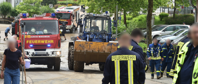 Einsatzkräfte und Helfer räumen in Bliesransbach auf. Foto: BeckerBredel