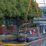 Ein Spezialkran hob das Schiff am Samstag (2. Juni 2018) aus dem Wasser. Foto: BeckerBredel