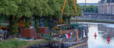 Ein Spezialkran hob das Schiff am Samstag (2. Juni 2018) aus dem Wasser. Foto: BeckerBredel