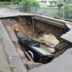 Ein Pickup liegt in der Grube einer eingestürzten Brücke in Kleinblittersdorf. Foto: Becker & Bredel/Archiv