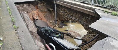 Ein Pickup liegt in der Grube einer eingestürzten Brücke in Kleinblittersdorf. Foto: Becker & Bredel/Archiv