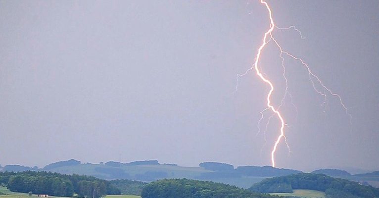 Laut Deutschem Wetterdienst drohen im Saarland schwere Gewitter. Symbolfoto: Andre März/dpa-Bildfunk.