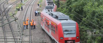 Noch ist die Ursache für die Entgleisung des Zugs weiter unklar. Foto: BeckerBredel.