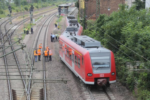 Noch ist die Ursache für die Entgleisung des Zugs weiter unklar. Foto: BeckerBredel.