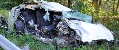 Der Wagen wurde durch den Unfall komplett zerstört. Foto: BeckerBredel.