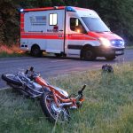 Der Motorradfahrer und seine Beifahrerin stürzten mit dem Motorrad in die Böschung. Foto: BeckerBredel