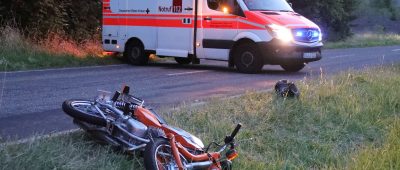 Der Motorradfahrer und seine Beifahrerin stürzten mit dem Motorrad in die Böschung. Foto: BeckerBredel