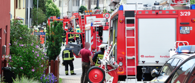 Die Feuerwehren rückten zu einem Brand in der Brunnenstraße (Neuweiler) aus. Foto: BeckerBredel