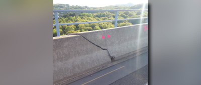 Dieser durchgehende Riss in der Betonschutzwand sorgt für die Sperrung der Sulzbachtalbrücke. Foto: Landesbetrieb für Straßenbau