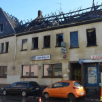 Das Gebäude mit hölzernem Treppenhaus wurde zum Raub der Flammen. Foto: Polizei.