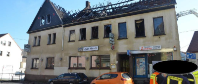 Das Gebäude mit hölzernem Treppenhaus wurde zum Raub der Flammen. Foto: Polizei.