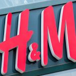 Im H&M in Homburg sind zwei Frauen belästigt worden. Symbolfoto: Hauke-Christian Dittrich/dpa-Bildfunk.