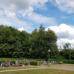 Auf diesem Losheimer Friedhof will ein Mann am Sonntag ein Klopfen aus einem der Gräber vernommen haben. Foto: BeckerBredel