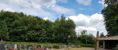 Auf diesem Losheimer Friedhof will ein Mann am Sonntag ein Klopfen aus einem der Gräber vernommen haben. Foto: BeckerBredel