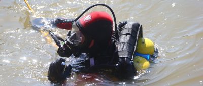 Bei einer Übung haben Taucher der Feuerwehr in der Saar bei Saarbrücken einen Tresor entdeckt. Symbolfoto: BeckerBredel.