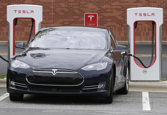 Das Saarland und Rheinland-Pfalz sind Kandidaten für ein Tesla-Werk in Deutschland. Symbolfoto: Chuck Burton/AP/dpa-Bildfunk.