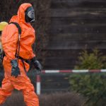 Die Feuerwehrleute statteten sich mit gasdichten Schutzanzügen aus. Symbolfoto: Julian Stratenschulte/dpa-Bildfunk.