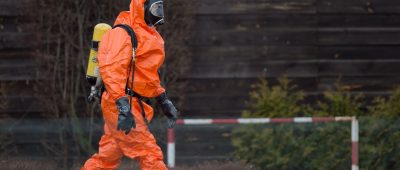 Die Feuerwehrleute statteten sich mit gasdichten Schutzanzügen aus. Symbolfoto: Julian Stratenschulte/dpa-Bildfunk.