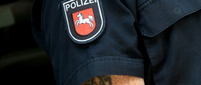 Am Oberarm eines Polizisten ist ein Tattoo erkennbar. Foto: Holger Hollemann/dpa-Bildfunk