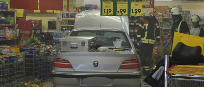 Der 91-Jährige krachte in die Front des Supermarktes. Foto: BeckerBredel