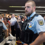 Aufgrund des Alarms kam es am Flughafen in Frankfurt zu einem Boardingstopp. Foto: dpa-Bildfunk/Boris Roessler