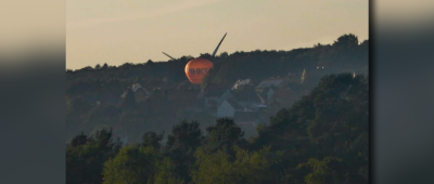 Am Höcherberg in Frankenholz ragt einer der notgelandeten Heißluftballons aus einer Wohnsiedlung. Foto: Brandon Lee Posse