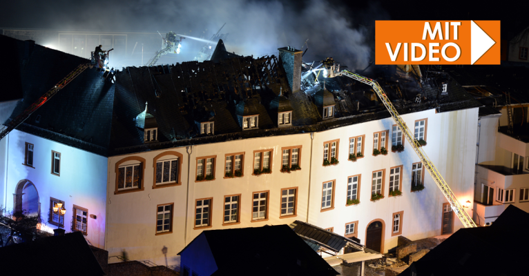 Feuerwehren mussten den Brand über Stunden löschen. Foto: Harald Tittel/dpa-Bildfunk.
