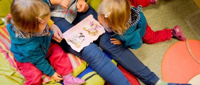 Auf eine Erzieherin kommen im Saarland 9,6 Kinder. Symbolfoto: Julian Stratenschulte/dpa-Bildfunk.