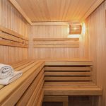 Nach dem Besuch der Sauna schlief ein 54-Jähriger in einem Fitnessstudio in Saarbrücken-St. Arnual ein.