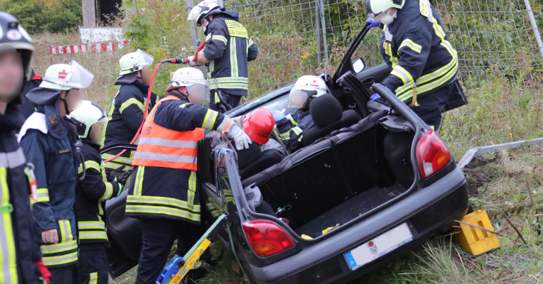Um den Schwerverletzten zu retten, musste das Dach des Unfallwagens abgeschnitten werden. Foto BeckerBredel