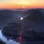 Der Sonnenaufgang über der Saarschleife ist vom Aussichtstum aus ein besonderer Hinkucker. Foto: Christian Reimer/flickr.