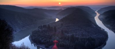 Der Sonnenaufgang über der Saarschleife ist vom Aussichtstum aus ein besonderer Hinkucker. Foto: Christian Reimer/flickr.