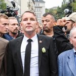 Josef Dörr (rechts) wird für seine Teilnahme am Trauermarsch in Chemnitz, an dem unter anderem Björn Höcke teilnahm, kritisiert. Foto: Ralf Hirschberger/dpa-Bildfunk.